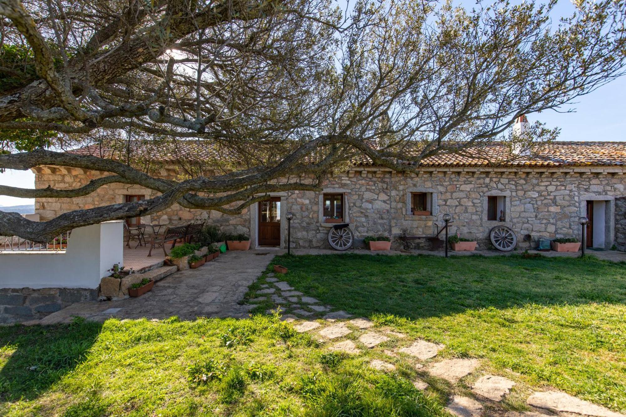 Вилла Cantina&Agriturismo Canu Луогозанто Экстерьер фото